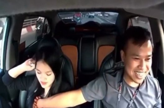 Tài xế ôm eo cô gái xinh đẹp và bóp vú